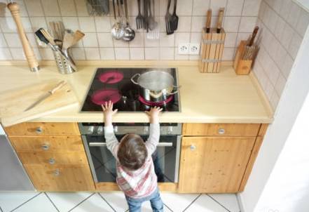 警惕！蚌埠三歲女孩廚房墜樓，僥幸生還警示家長加強安全防護